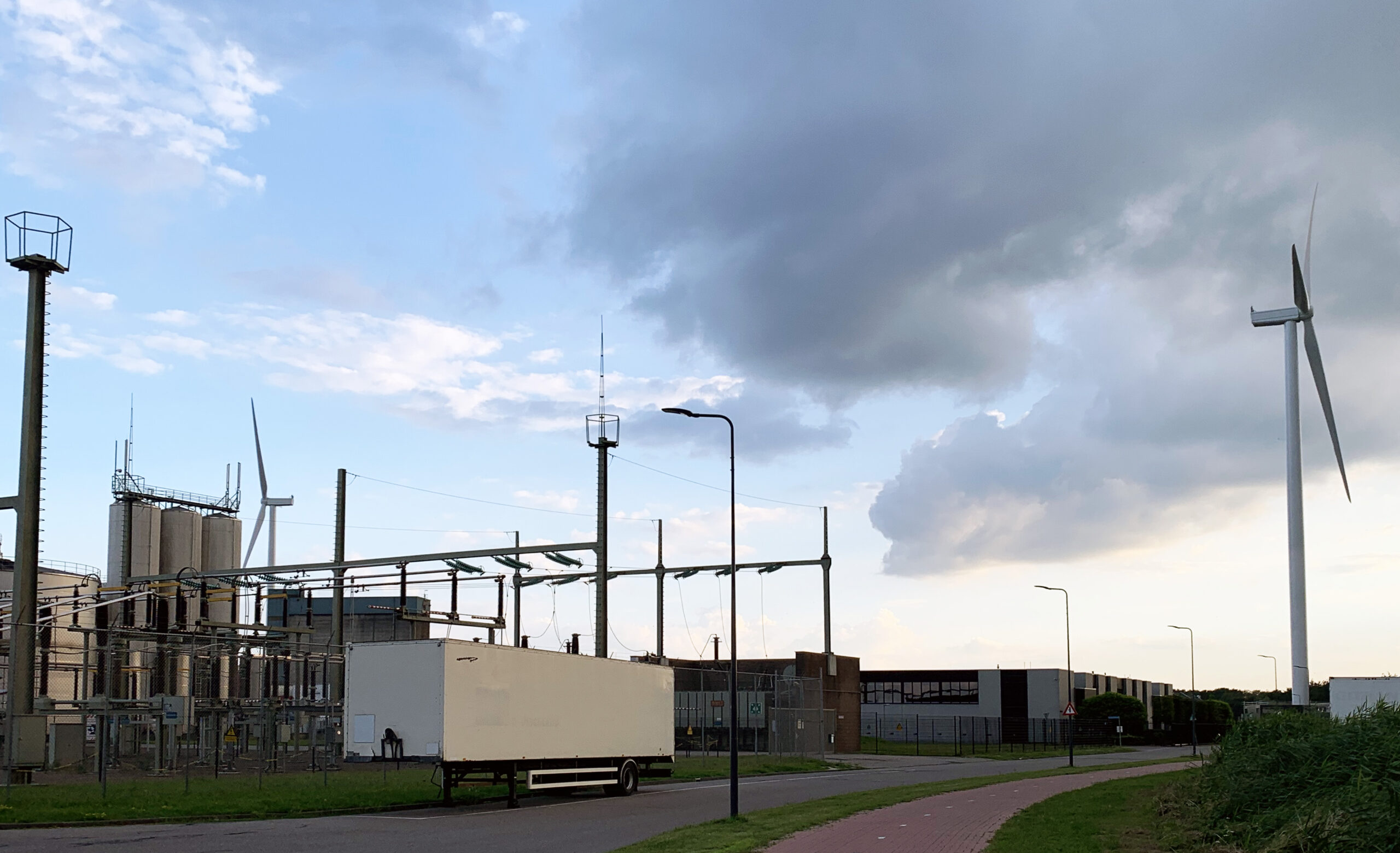 De NOS kopte op 8 juni: Stroomnetwerk Limburg en Noord-Brabant vol, nieuwe bedrijven niet aangesloten. De Provincie Noord-Brabant reageert hier in niet mis te verstane bewoordingen op: dit is onaanvaardbaar! 